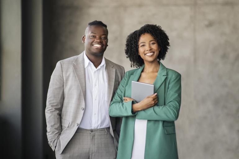 Mujer y hombre sonriendo